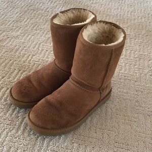 Chestnut brown Uggs classic short
